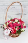 Корзина с розовыми и кремовыми кустовыми розами
