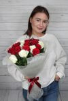 букет из белых и красных роз