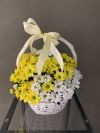 Корзина с желтыми хризантемами