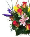 корзину тюльпанов, роз, альстромерий и ирисов