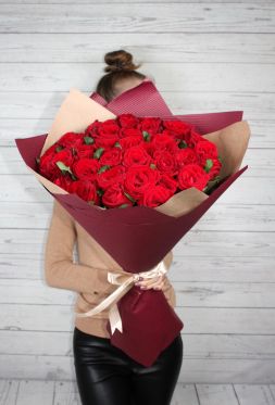 красные розы с розовым бантиком