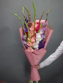 букет с разноцветными гладиолусами