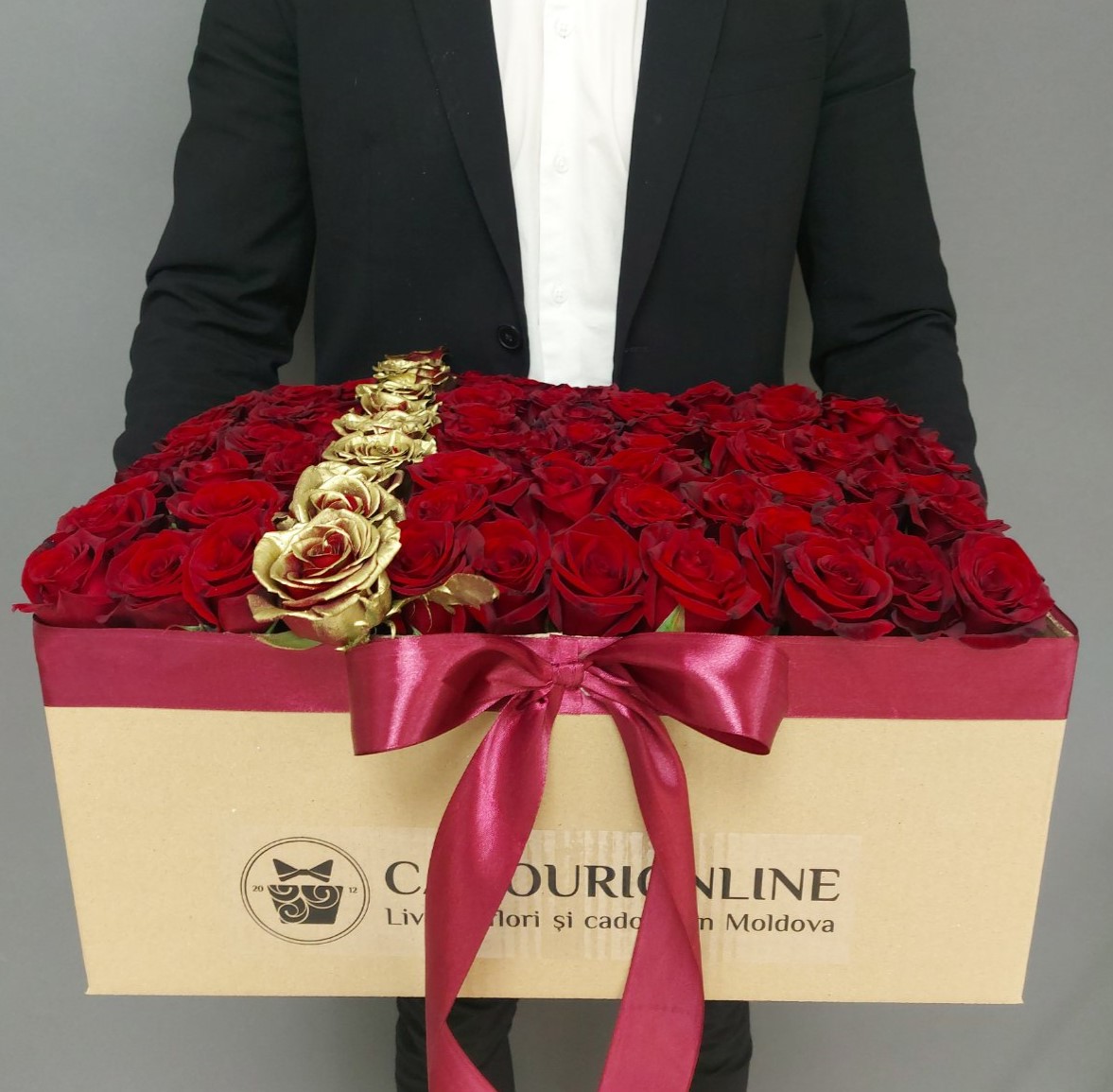Коробочка с красными и золотыми розами