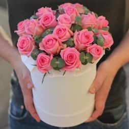 розовые розы в шляпной коробке