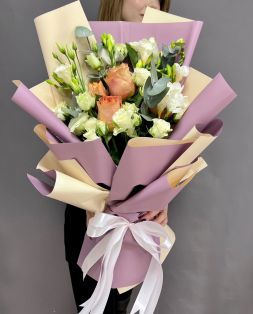 Букет из кустовых роз и эустомы