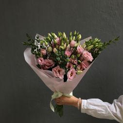 букет из розовых и фиолетовых эустом