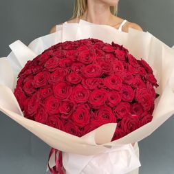 красные розы с красным бантиком