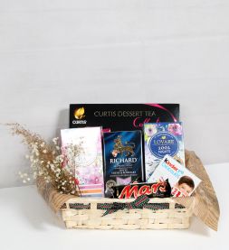 cos сu ceai si batoane de ciocolata