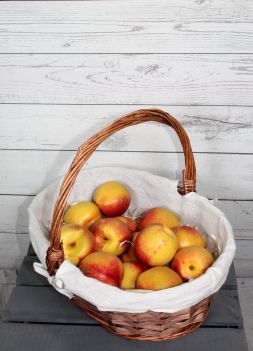 корзину с персиками "Лето"