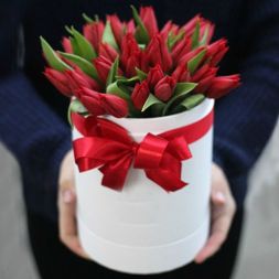 Коробочка с красными тюльпанами