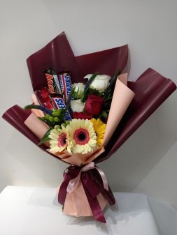 Букет из цветов и сладостей