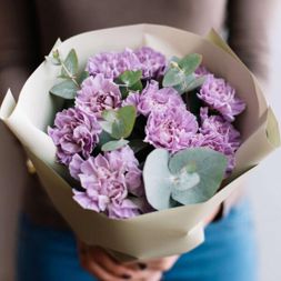 букет из гвоздик фуксии