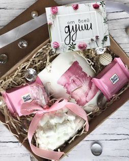 Розовый подарочный бокс