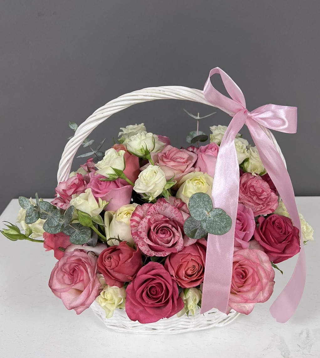 корзину с розовыми и кремовыми розами