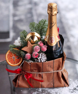 украшенную бутылку шампанского