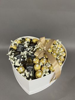 Коробка с jack daniels и ferrero rocher