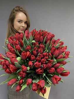 Яркий букет из 101 тюльпана