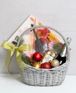 новогодний букет в корзине