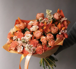 букет из белых калл и оранжевых роз