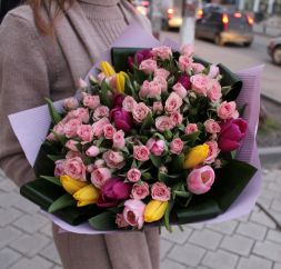 букет из тюльпанов и розовых роз