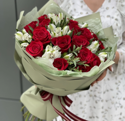 Buchet din alstroemeria și trandafiri roșii