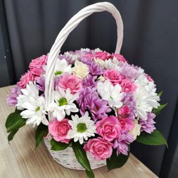 корзину хризантем и роз