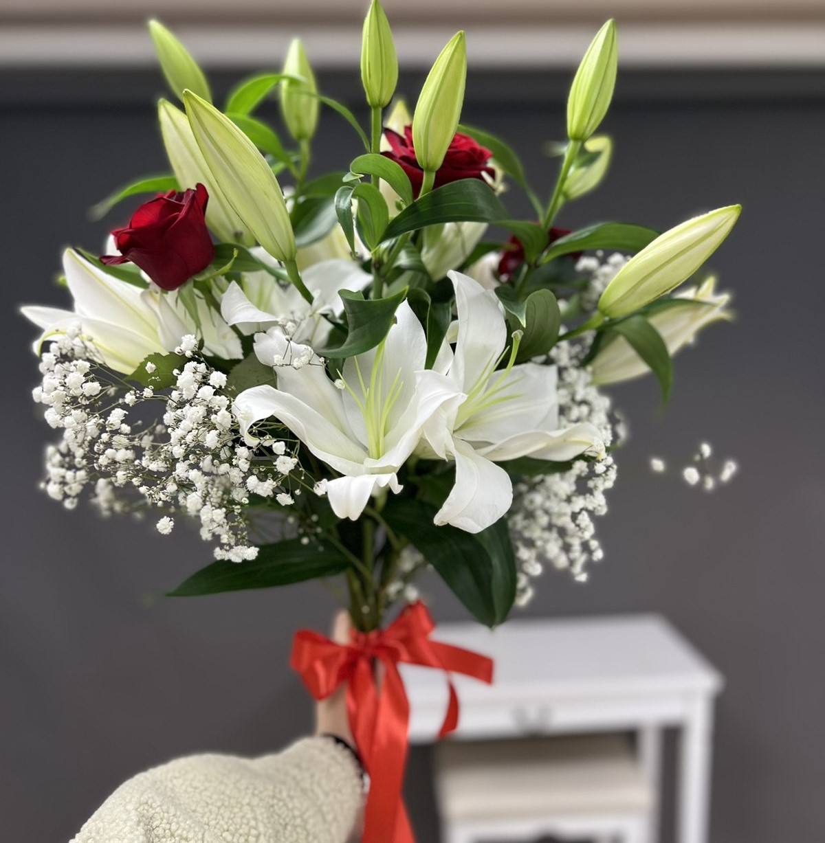 букет из красных роз и белых лилий
