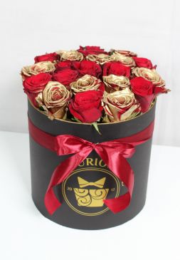 золотые и красные розы в коробке