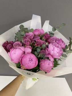 букет кустовых роз и пионов