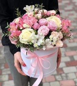 розы, альстромерии, хризантемы в коробке