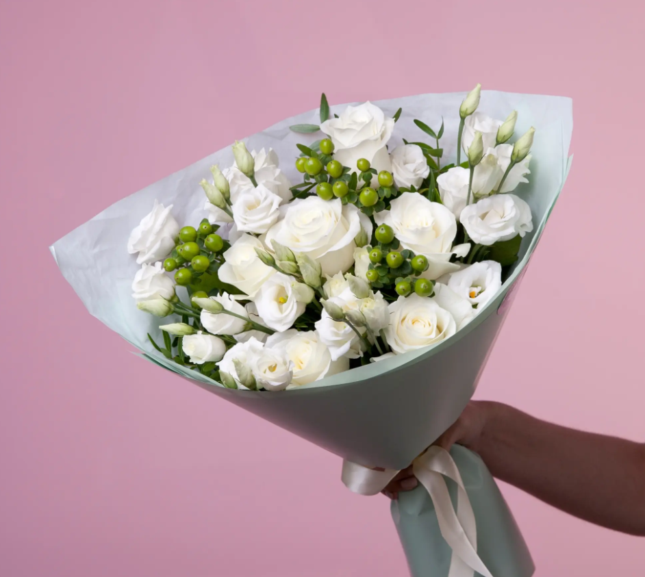 Композиция из белых роз