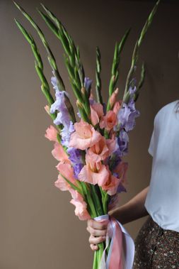 букет с нежными гладиолусами