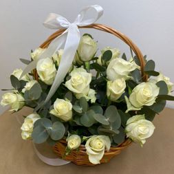 Cos cu trandafir albi