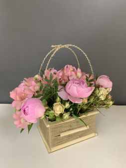 корзину из роз, пионов и альстромерий