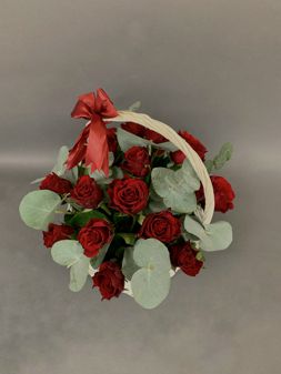 корзину с розами Влюбленная