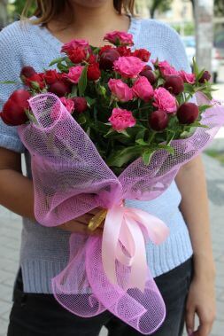 букет из розовых пионов и кустовых роз