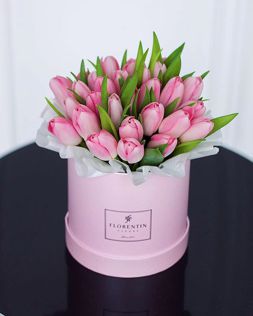 Розовые тюльпаны в коробке