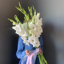 букет с белыми гладиолусами