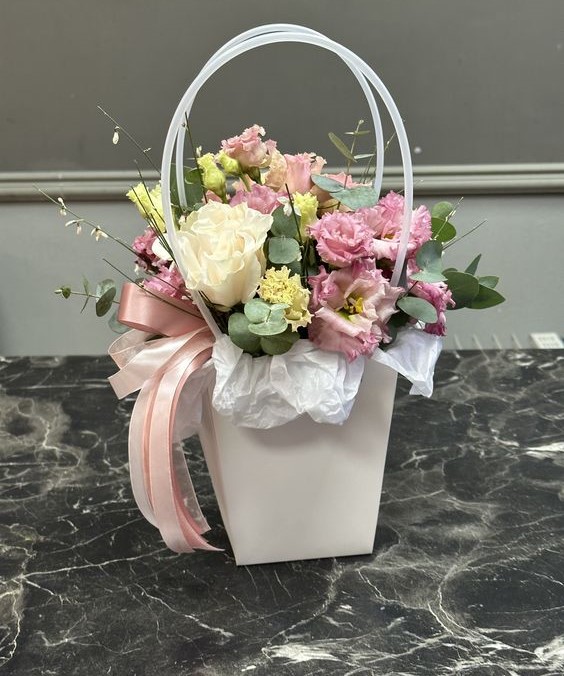 композицию в форме сердца из гербер