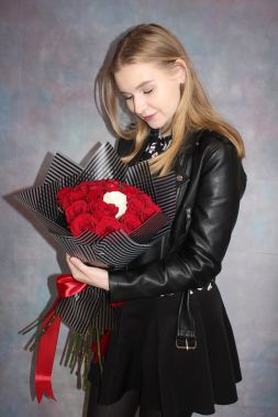 композицию из роз Красное в Белом