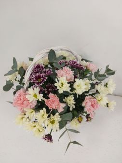 корзину хризантем и гвоздик