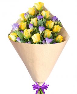 фиолетовые фрезии и желтые розы