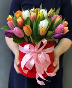 тюльпаны разноцветные в коробке