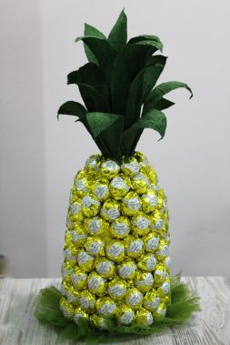 сладкий ананас из конфет