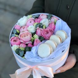 композицию из роз, эустом и макаронс