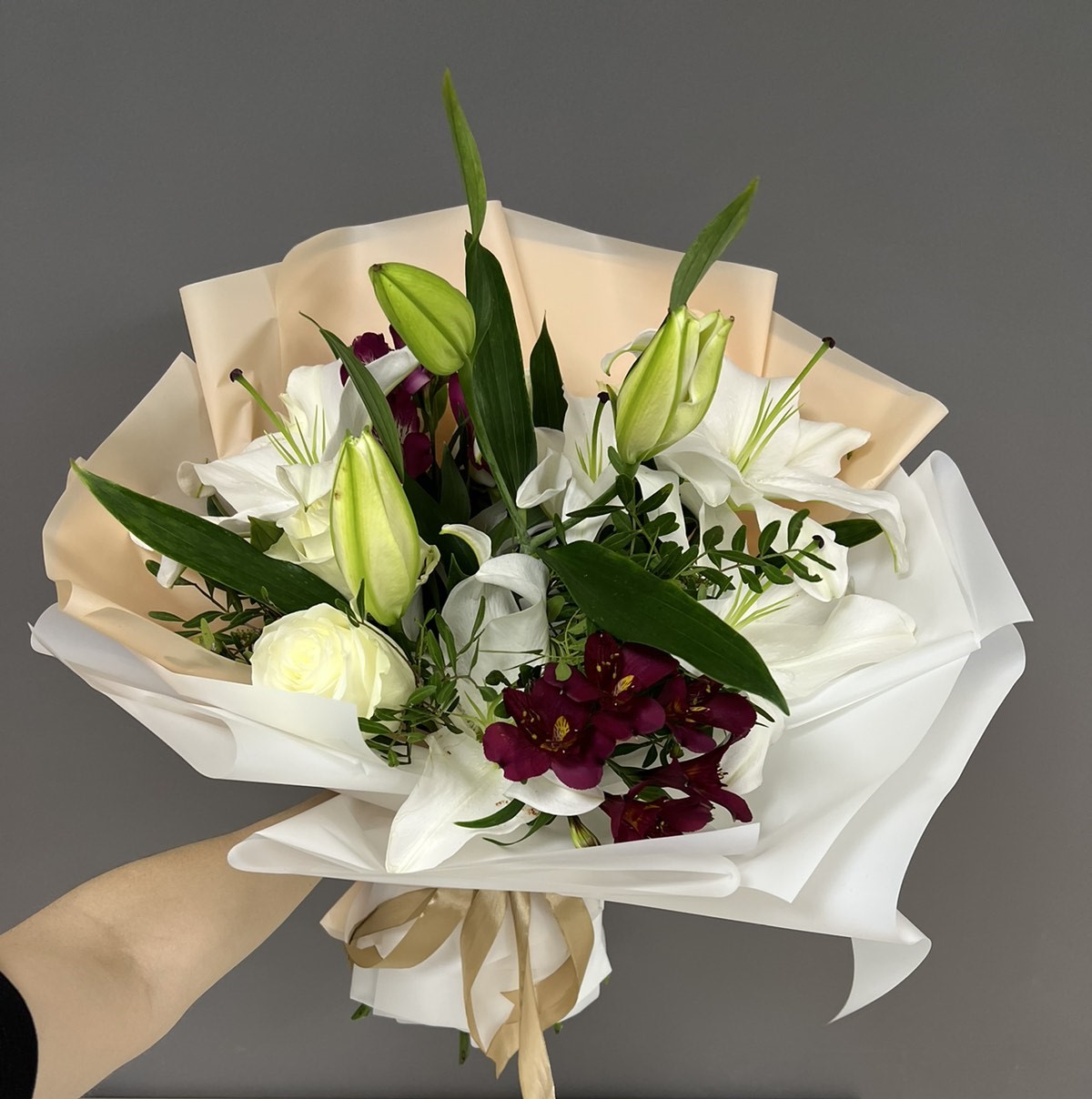 букет белых роз, альстромерий, лилий