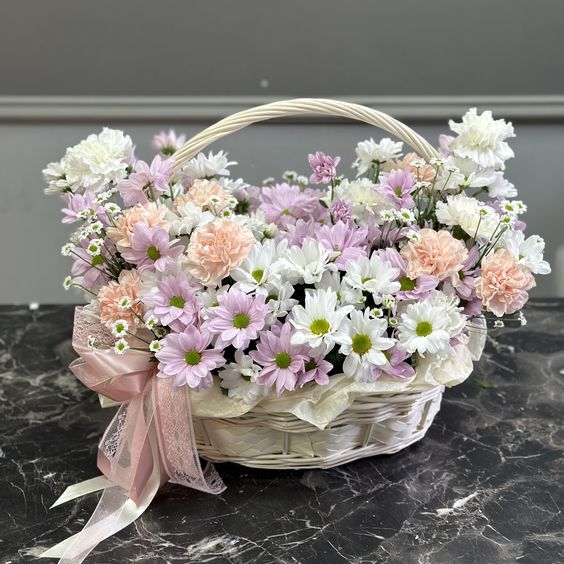корзину с хризантемами и эустомами