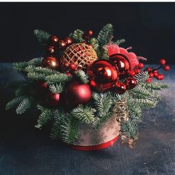 Composition in a hat box