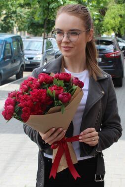 букет из бордовых пионов в крафт бумаге