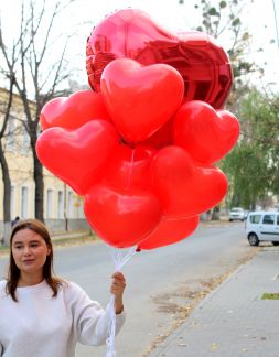 композицию из красных шаров